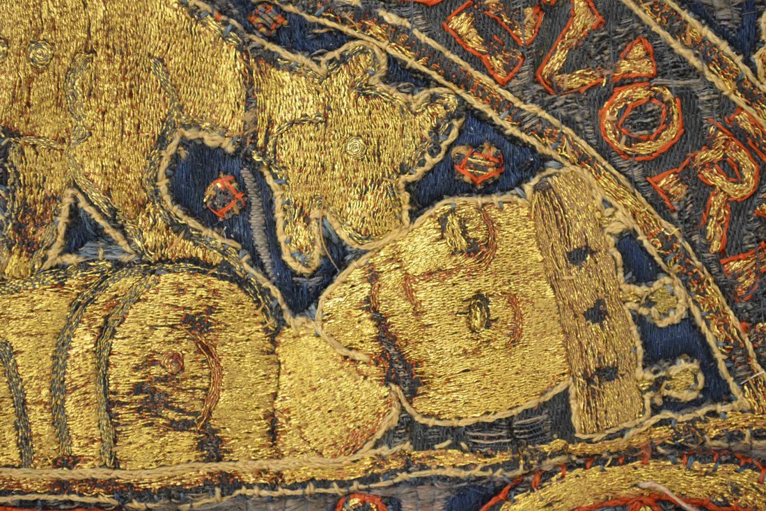Eine Stickerei auf dem blauen Kunigundenmantel bildet den Leichnam Kaiser Neros ab, der von Wölfen zerrissen wird.