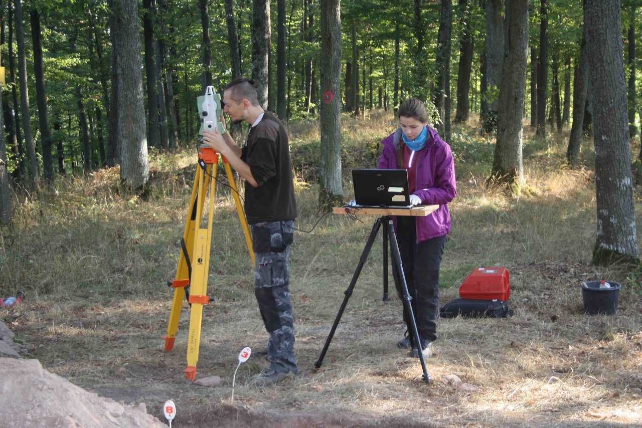 Under the direction of excavation engineer and archaeological engineer Britta Ziegler, students and volunteers are currently surveying “Burgstall Eltmann”. 