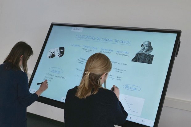 Die interaktiven Bildschirme im SprachenLLab können zum Beispiel genutzt werden, um Ergebnisse einer Gruppenarbeit zusammenzufassen und zu präsentieren.