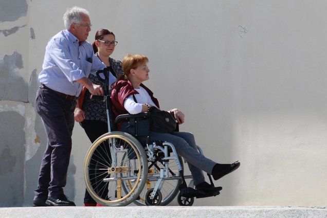 Für Menschen mit Mobilitätseinschränkungen, zum Beispiel im Rollstuhl oder mit Kinderwagen, stellen Kopfsteinpflaster oder erhöhte Bordsteine Hindernisse dar. 