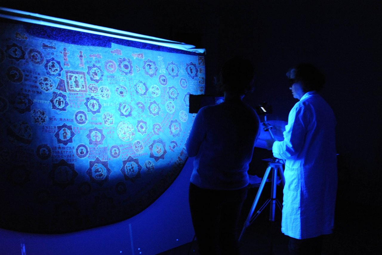 Ursula Drewello and Sibylle Ruß examining the star mantle under UV light.