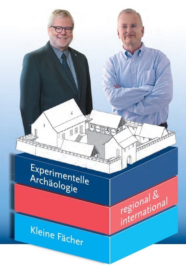 Then University President Godehard Ruppert and Ingolf Ericsson in front of the open-air laboratory – a long-standing medieval construction site – that is at the heart of the ArchaeoCentrum. Here, as the model shows, a staging post from the time of Emperor Charles IV is being created – in the mode of experimental archaeology and entirely with historically authentic materials, techniques and tools.
