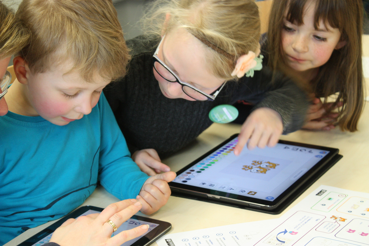 Wie lässt sich bei Kindern Interesse für Informatik wecken? Welche Materialien zur Wissensvermittlung sind kindgerecht?