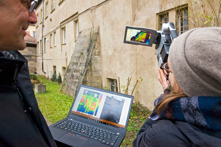 Contactless thermal imaging cameras record the surface temperatures of surrounding buildings. This non-destructive method allows conclusions to be drawn about how individual building components, their connectors and entire structures have been assembled.