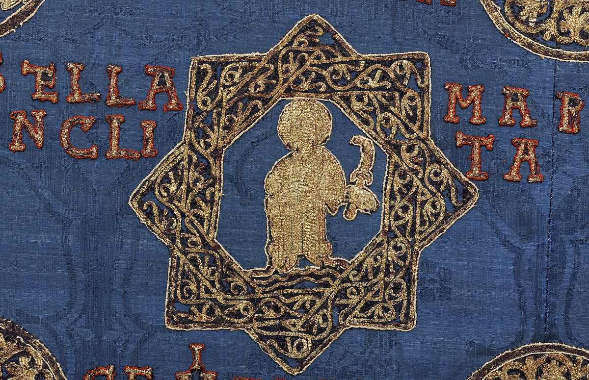 Auf dem Sternenmantel Heinrichs II. ist eine Figur im Sternenrahmen abgebildet. 